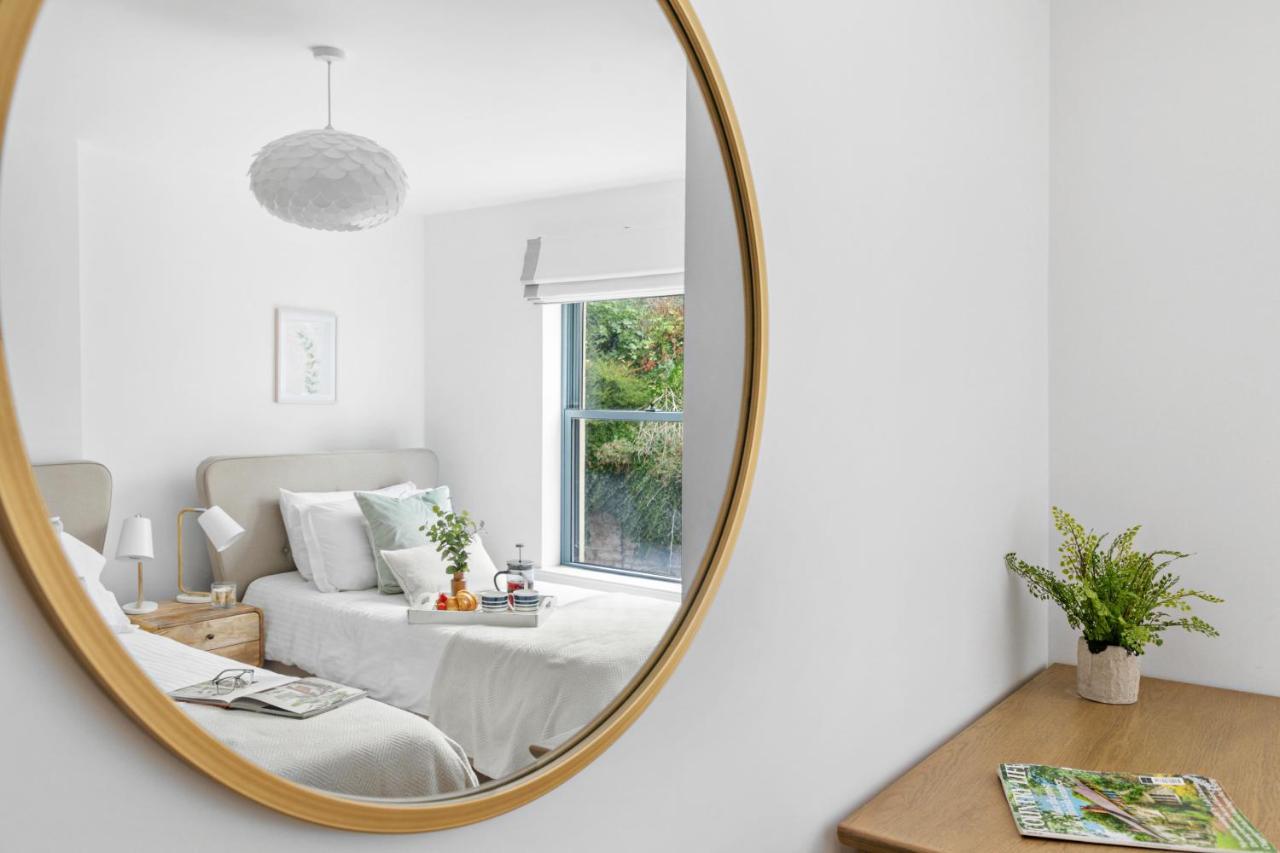 A7 Masts - Striking Beach Bolthole Apartment With Beautiful Sea Views Private Balcony & Parking Torquay Exterior photo